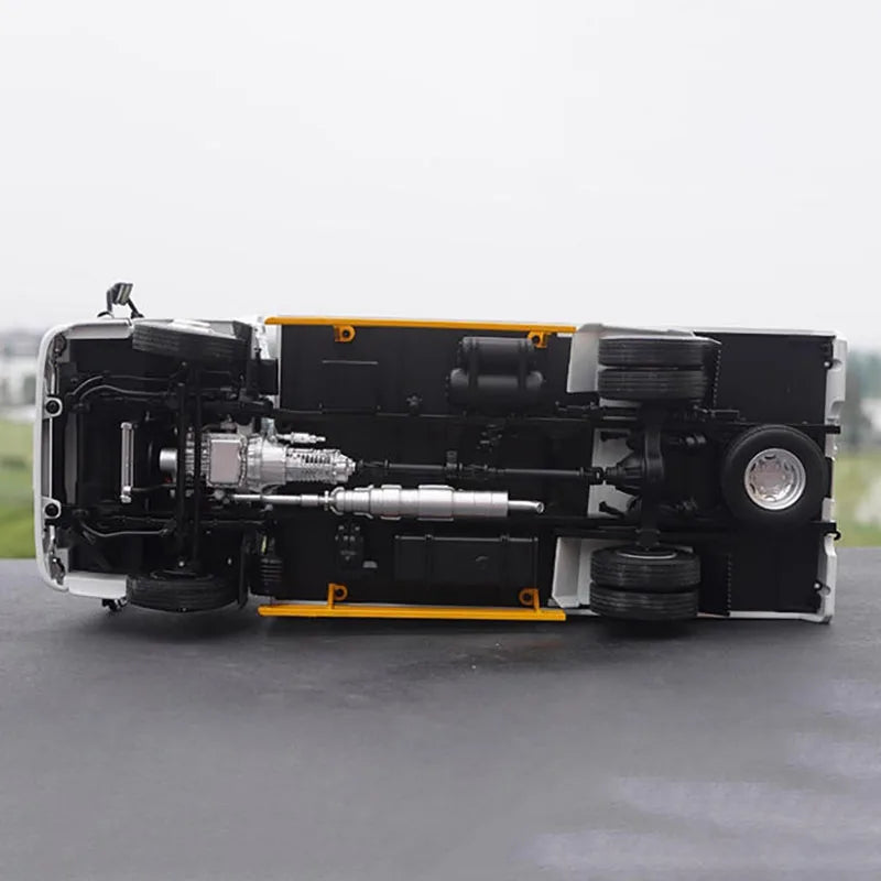 Original Diecast 1:18 Scale Light Truck Box Car Alloy Model Decoration Gift Hobby Collection Ornament Toy